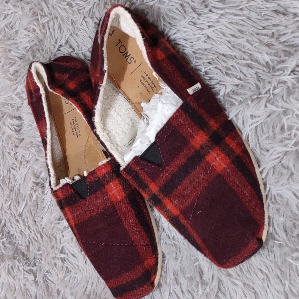 TOMS size 8.5 women’s Belmont red plaid with faux shearling slip on